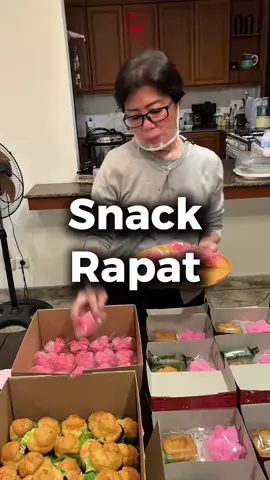 Snack Rapat 😁Hampir 20 tahun Danini menyajikan snack dan jajanan pasar  untuk customer.  Mulai dari keperluan pribadi hingga korporat🏙. Danini memenuhi snack untuk rapat karena dipercaya menyajikan kualitas terbaik hingga pengiriman tepat waktu🚛. 😆Sekarang Anda tidak perlu khawatir untuk  snack rapat lagi hubungi kami dan percayakan pada kami.🤗 #SnackRapat #JajananPasar #KulinerJakarta #KueBelanda #SnackMeeting 