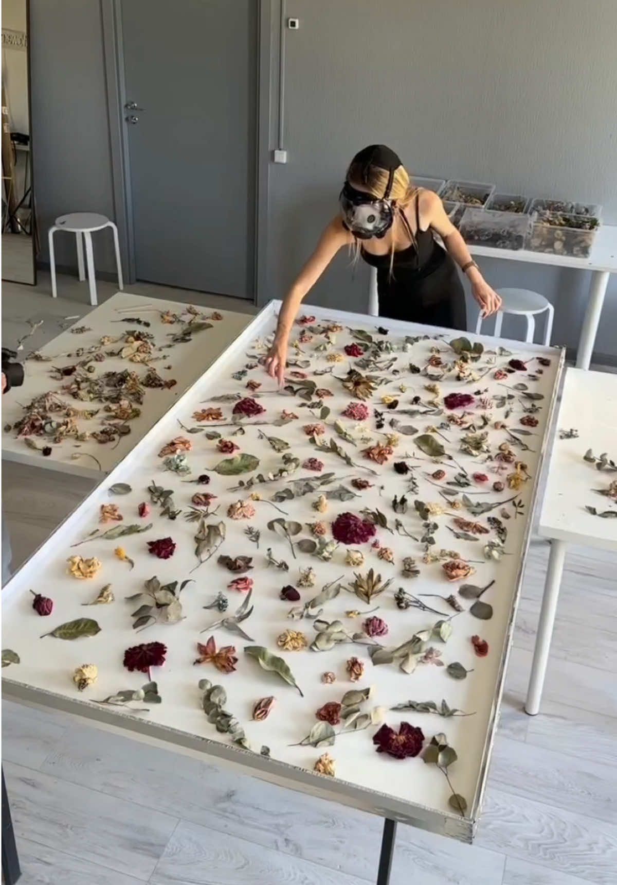 Ilona Belousova creates mesmerizing resin art by preserving real flowers in crystal-clear epoxy, turning nature’s beauty into timeless decorative pieces. Her work captures delicate botanical elements at their peak, offering a poetic tribute to the fleeting beauty of life through handcrafted epoxy art. Artist: @epoxy.flowers #resin #art #furniture #flowers #botanicalart