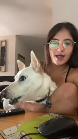 למה הוא חייב להיראות כזה עילג 