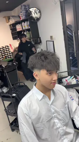 Em zai sắp đi học uốn tí tóc mái cho hút grrr🤔#thinbarbershop #uontocdep #nhuomtocdep #hairkorea #uonkorea 