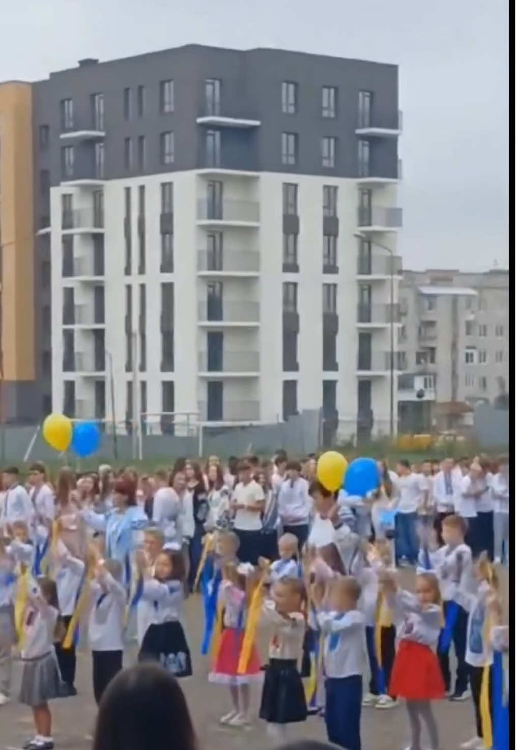 🔔 1 вересня у Сокальській ЗШ І-ІІІ ст. №4 пролунав Перший дзвоник! Благословення на навчальний рік дав отець Роман Синицький, а з теплими словами до учнів і батьків звернулася директорка школи Наталія Іванівна Драган.  Цьогоріч шкільна родина поповнилася 58 першокласниками! Під час урочистостей проходила благодійна акція 