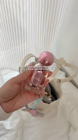paling suka kupake sore atau malam hari, karena wangi floral dan vanillanya punya vibes yang bener-bener warm 🤍 #aftermyskinparfum #vanillagirlaesthetic #cleangirlaesthetic #perfumetiktok #whatsinmybag 