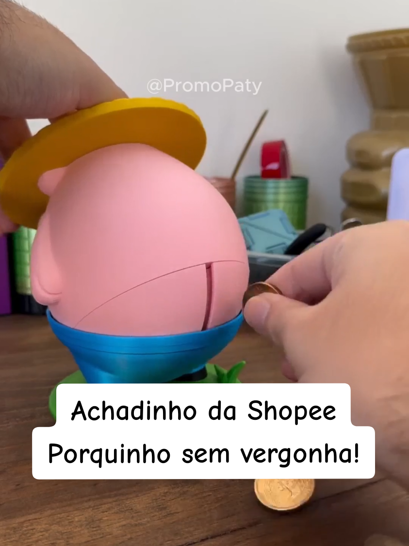 Achadinho da Shopee Porquinho sem vergonha! Olha o que achei na Shopee: o Cofrinho Porquinho Engraçado é um verdadeiro achadinho Shopee para quem ama decoração divertida e presentinhos criativos. Este achado Shopee traz um porquinho fazendeiro com chapéu de palha e short azul, pronto para receber suas moedas de uma forma nada convencional, garantindo risadas e descontração em qualquer ambiente. Feito em PLA de alta qualidade e impresso em 3D, este cofrinho combina durabilidade com detalhes incríveis, sendo perfeito para presentear ou simplesmente dar um toque divertido à sua casa. Um achadinho Shopee que transforma a economia em diversão, adicionando charme e bom humor à decoração do quarto, escritório ou cozinha, e ainda é uma ótima maneira de incentivar as crianças a guardar moedas de forma lúdica. Este achado Shopee une utilidade e entretenimento, sendo um item indispensável para quem gosta de peças únicas, criativas e que arrancam sorrisos. #achadinhosShopee #achadoShopee #olhaoqueacheinaShopee #produtosfemininos #casadecoracao 