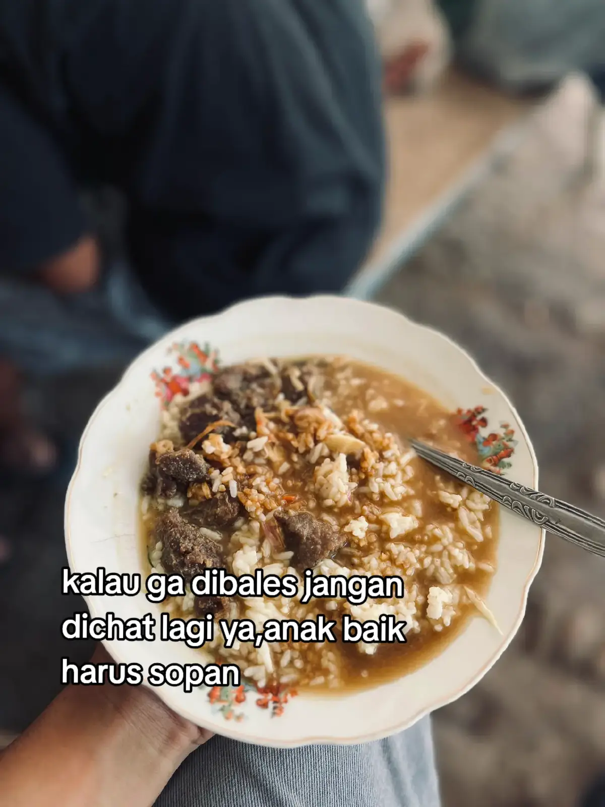 Bahan-bahan Mie Basah (Rebus,Tiriskan) Bahan Minyak Ayam :: 100 gr Kulit Ayam 3 Siung Bawang Putih (Dimemarkan) 200 ml Minyak Goreng Bahan Bumbu Ayam Kecap :: 500 gr Daging Ayam (Iris Dadu) 200 gr Daun Bawang/pre (Iris) 4 sdm Minyak untuk menumis 700 ml Air Bumbu Halus :: 5 Siung Bawang putih 5 Siung Bawang merah 4 Buah Kemiri 1 sdm Ketumbar 2 cm Kunyit 3 cm Jahe Bumbu Rempah :: 4 Lembar Daun Jeruk Purut 3 Lembar Daun Salam Bumbu Pelengkap :: 5-6 sdm Kecap Manis (Opsional) 2 sdm Kecap Asin 1 sdt Kaldu Bubuk 1/4 sdt Lada Bubuk Secukupnya Garam Secukupnya Gula Pasir Secukupnya Penyedap Rasa Bahan kuah :: 3 siung Bawang Putih (Dimemarkan) 1/4 sdt Lada Bubuk 1 sdt Kaldu Bubuk Secukupnya Garam 1 liter Air Pelengkap :: Secukupnya Kecap Asin Sawi (Rebus,Tiriskan) Tauge (Rebus sebentar,Tiriskan) Saos Sambal #4u#fyp #masukberanda 