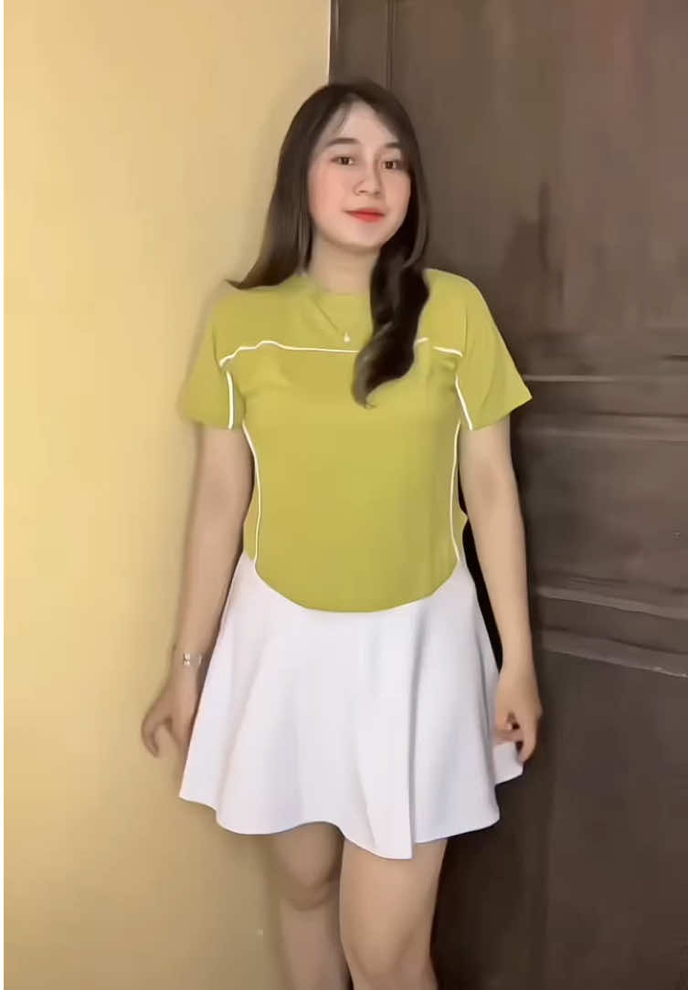 Eh dipakein rok lucu binggow deh🤩💛 #zeeroks #atasancewek #croplenganpendek 