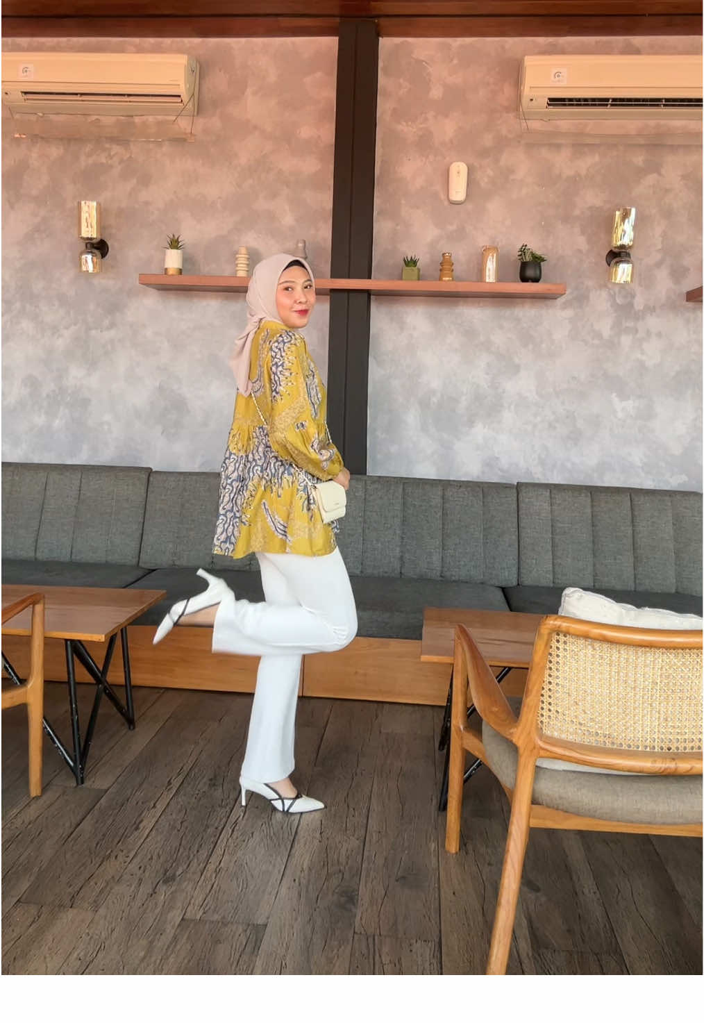 Si kuning fav banget🤎 #PromoGuncang99 #Gajiansale #gajiansale #blousewanita #outfitngantor #batikkerja 