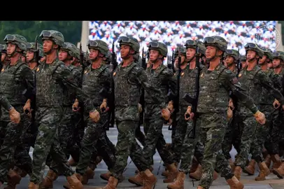 #YabPerdanaMenteri. Saya dan Azizah memulakan hari terakhir di China dengan memenuhi jemputan Presiden Xi Jinping untuk menyaksikan perarakan memperingati ulang tahun kebangkitan rakyat China dan penamatan Perang Dunia Kedua di Dataran Tian’anmen, Beijing. Bersama barisan 26 pimpinan dunia, kami diberi penghormatan untuk menyaksikan perarakan ini dari Gerbang Tian’anmen, monumen bersejarah yang pernah menjadi pintu masuk utama ke Kota Larangan sewaktu Dinasti Ming dan Qing. Di sebalik pertunjukan aset ketenteraan yang memukau, perarakan ini hakikatnya adalah simbolik penentangan terhadap kezaliman, penindasan, pencerobohan, kerakusan kuasa, kolonialisme dan imperialisme yang menjadi titik hitam dalam sejarah peradaban manusia. Namun selepas 80 tahun tamatnya Perang Dunia Kedua, dunia masih lagi dihantui penindasan dan kekejaman yang berlaku secara terbuka, tanpa penentangan daripada kuasa-kuasa besar yang sering mendabik dada tentang demokrasi dan hak asasi manusia. Situasi ini mengingatkan kita bahawa keamanan sejati hanya akan tercapai dengan keberanian dan keyakinan teguh untuk menolak kezaliman dalam apa jua bentuk. Usai perarakan, saya dan Azizah bersama sahabat-sahabat pimpinan dunia dijemput ke Great Hall of the People untuk jamuan tengah hari yang dihoskan Presiden Xi.  Terima kasih Presiden Xi atas pengalaman bersejarah yang cukup bermakna. ===== Azizah and I began our final day in China at Tian’anmen Square, Beijing, at the invitation of President Xi Jinping to witness a grand parade marking the people’s uprising in China and the end of the Second World War. Together with leaders from 26 nations, we were honoured to view the event from the historic Tian’anmen Gate, once the entrance to the Forbidden City during the Ming and Qing dynasties. Beyond the impressive display of China’s military assets, the parade stood as a powerful symbol of resistance against tyranny, oppression, aggression, greed for power, colonialism and imperialism — dark chapters in the history of human civilisation. Yet, eight decades after the war’s end, the world continues to face injustices and atrocities that unfold openly, often without challenge from major powers who speak loudly of democracy and human rights. True peace demands courage and firm conviction to reject injustice in all its forms. Following the parade, Azizah and I joined fellow leaders for a luncheon hosted by President Xi at the Great Hall of the People. I thank President Xi for this meaningful and historic experience. #MalaysiaMADANI  #MADANIbekerja  #RancakkanMADANI Kredit/Credit: Xinhua