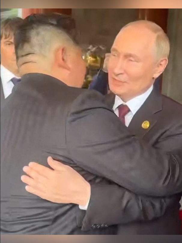 El efusivo abrazo de Putin y Kim Jong Un en su visita a Pekín Los líderes de Rusia y Corea del Norte se dieron la mano y se abrazaron antes de partir a sus respectivos países. Ambos participaron en el desfile militar organizado por Pekín.  #putin #kimjongun #rusia #coradelnorte