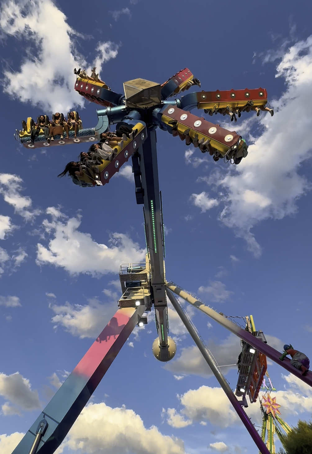 High Energy ⚡️ #starshape #zierer #kirmes #kermis #funfair #feria #ride #highenergy 