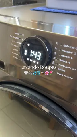 Lavando roupas 🤍🫧💦🪣🧺🌸🌷 #limpezasatisfatória #asmrcleaning #rotinadecasa #lavandoroupas #roupacheirosa 