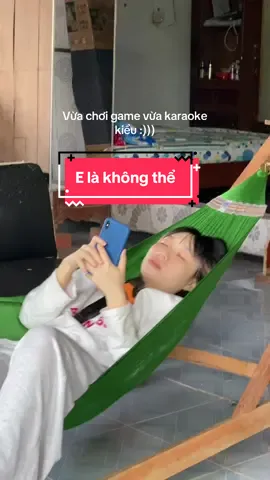E là không thể