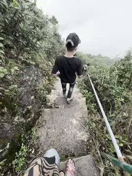 đang chill chill được thằng bạn quay đúng lúc ngã luôn:))