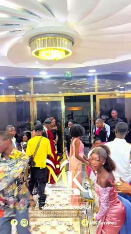 Le mari était très heureux de me voir hein 😂😂😂 Qu’elle ambiance 🎊🎊🎊🎊 #surprisecom