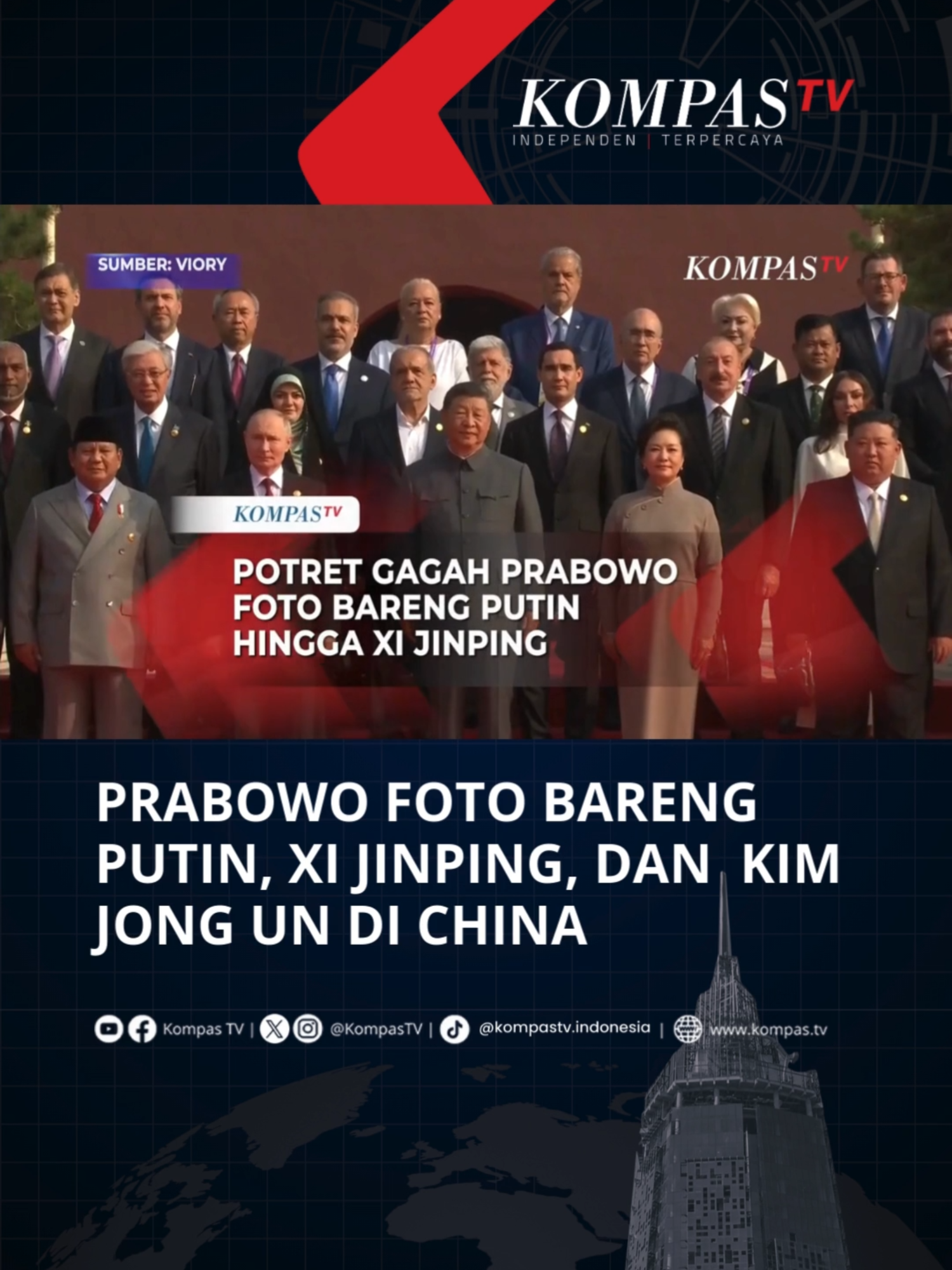 Presiden RI Prabowo Subianto foto sejajar dengan para pemimpin dunia saat menghadiri parade militer China, pada Rabu (3/9/2025). Terlihat Prabowo berdiri berjajar dengan Presiden Rusia Vladimir Putin, Presiden China Xi Jinping, dan Pemimpin Tertinggi Korea Utara Kim Jong Un. Prabowo hadir memakai setelan jas abu-abu dan peci hitam. source: CCTV via VIORY Tuliskan komentarmu dan dapatkan berita terkini lainnya di www.kompas.tv serta youtube.com/kompastv #SOROTKompasTV #TikTokBerita