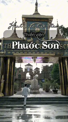 Thiền viện Phước Sơn – Đồi Lá Giang Thiền viện Phước Sơn tọa lạc trên Đồi Lá Giang (xã Phước Tân, Biên Hòa, Đồng Nai), được Cố Trưởng lão Hòa thượng Giới Nghiêm sáng lập năm 1970. Từ ngày 05/12/1984, Hòa thượng Thích Bửu Chánh chính thức trụ trì, phát triển nơi đây thành trung tâm tu học lớn của Phật giáo Nguyên thủy tại Việt Nam. Với diện tích trên 30ha, bao phủ bởi rừng xà cừ xanh mát, thiền viện mang vẻ đẹp thanh tịnh, hài hòa giữa kiến trúc uy nghiêm và thiên nhiên tĩnh lặng. Nơi đây thường xuyên tổ chức các khóa tu thiền Tứ niệm xứ (Vipassanā) và chương trình Temple Stay, giúp Phật tử và du khách tìm về chánh niệm, sống chậm lại và nuôi dưỡng tâm an lạc. Thiền viện Phước Sơn – không chỉ là ngôi chùa, mà còn là mái nhà tâm linh đưa con người đến gần hơn với sự tỉnh thức và bình yên nội tại. #thienvienphuocson #doilagiang #quantutap #nghiaquann #phatphapnhiemmau 