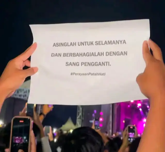 Kemarin kupikir kepergianmu adalah akhir dari segalanya. Tapi ternyata aku keliru. Kepergianmu hanya membuat aku kehilangan cerita kita, tapi hidupku masih bisa terus kulanjutkan. Meskipun kata kita udah enggak ada lagi sekarang. Aku enggak mungkin terus-terusan sendirian cuma untuk nungguin kamu pulang, sementara aku tahu bahwa aku tidak akan menemukan kamu di masa depan. Aku enggak mungkin terus-terusan mengandalkan keyakinanku hanya karena aku mencintaimu, sementara kebenarannya kamu bukan tercipta untuk aku. Aku memang mencintaimu, tapi aku juga punya perasaan. Aku bisa terluka dan kecewa. Aku bisa hancur dan beratakan. Selama ini kamu semena-mena karena kamu tahu bahwa aku tak akan pernah ke mana-mana. Kamu berlayar menuju pulau bahagia dengan seseorang yang kamu banggakan pada dunia. Sementara aku harus hidup dengan penuh rasa ketakutan. Aku memilih untuk menutup semua akses komunikasi kita. Hal ini bukan karena aku membencimu, tapi aku hanya ingin menyelamatkan diriku. Aku tahu kalau sepasang matamu masih seteduh dulu. Jadi untuk jatuh cinta, aku pasti tidak membutuhkan waktu yang lama. Aku memilih untuk pergi jauh, meskipun perasaanku untukmu masih utuh. Aku tahu kalau kamu akan tetap baik-baik saja tanpaku. Sebab itu, kehilanganku tidak akan membawa pengaruh apa-apa dalam hidupmu. Aku mencintaimu; Walau aku tahu bahwa kamu sudah luruh dari genggamanku, Walau aku tahu bahwa kamu sudah lepas dari pelukanku, Walau aku tahu bahwa pulangmu sudah bukan lagi pada tubuhku, Walau aku tahu bahwa di hatimu sudah tak ada lagi tempat untukku. Aku hanya ingin belajar ikhlas dan berlapang dada. Aku percaya bahwa ketetapan Tuhan adalah apa yang terbaik untuk kita. Andai bisa, aku pasti akan memelukmu seerat-eratnya. Aku ingin menyampaikan maaf dan terima kasih, sebab kamu telah mengizinkan aku untuk masuk dalam hidupmu. ,berbahagia lah dengan pasanganmu 🥀 #katahatiku #pesanterakhir #akuinginkautahu #galaustory #quotes 