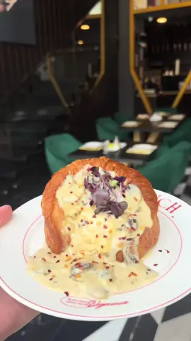 ‎350 فهرنهايت  مطعم تفطرو عنده الذ الاطباق المحلية والعالميه  مشهورين و معروفين بطبق السكونز و المربى خياااالي  وعندهم طبق اسمه تغميسة الفيتا هذا ضروري تجربوه  وكامونبير مخبوزه كلمة لذيذه قليله بحقها للامانه كل طبق جربته عندهم برجع له تاني و عاشر  وفرنش توست المعصوب والكرواسان باللوز فناااانه وعلى اصولها شكشوكة مدخنه من الآخر  مُحبين السالمون لايفوتكم ساندويش السالمون المدخن وجربت كمان مانجو ستيكي ااشوفان _ موجودين على تطبيق تويو  المكان اللي امدحو لكم وانا واثقه انه بيعجبكم فطورهم  وبتعتمدوووه  يفتح يومياً من الساعه ٨ ص الى ٢ م  ويوم الجمعه و السبت من ٨ ص الى ٣ م  📍شارع الامير سلطان المحمدية مجمع كيو بارك ( ريڤيرس ) ..  @350F  #جدة #فطور #explore #fyp #مطاعم_جدة 