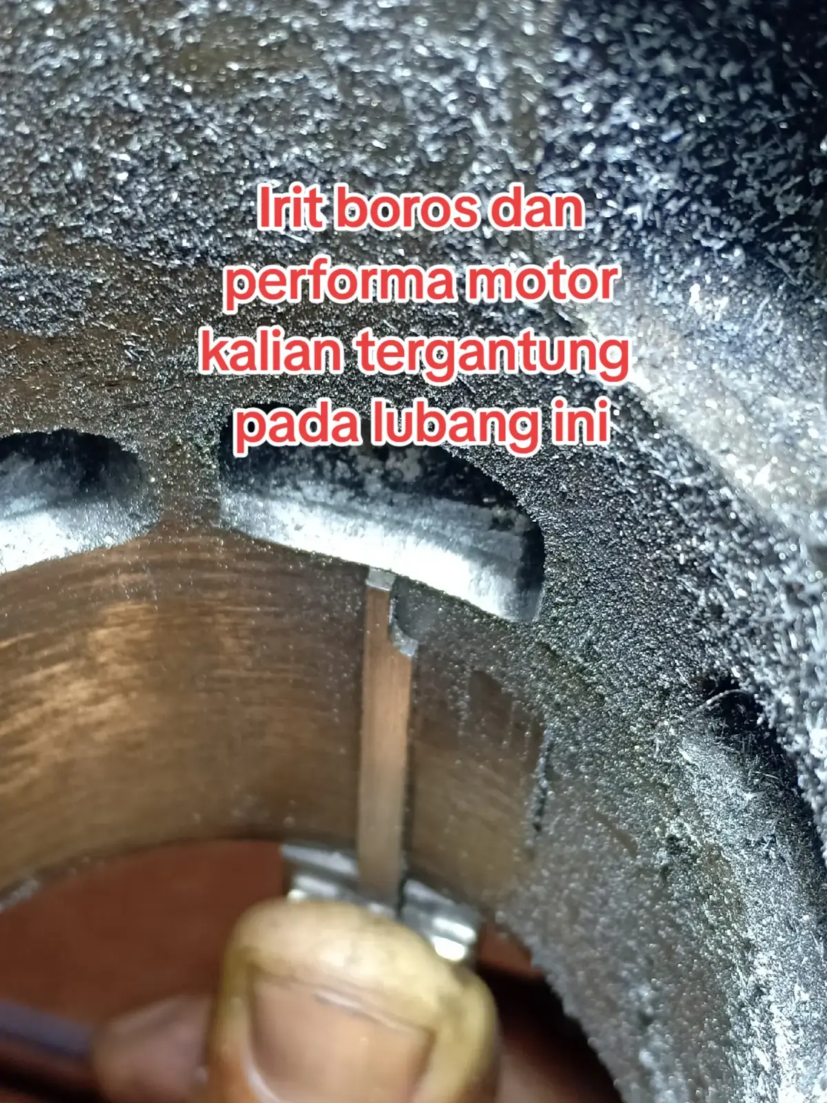 di dalam blok 2tak terdapat lubang transfer dan lubang busport,  fungsinya menyalurkan campuran bensin dan oli samping,  semakin lebar jendelanya semakin banyak BBM yg masuk,  semakin tinggi lubangnya semaki cepat BBM yg masuk, dengan merubah arah, ketinggian dan lebar transfer serta busport karakter motor juga ikut berubah, ngerubah sedikit aja misal 0,2mm disetiap sisi udh langsung berasa bedanya, prinsipnya semua arah semburan BBM wajib menjauhi exhaus  #rxking #porting #transferport #2tak 