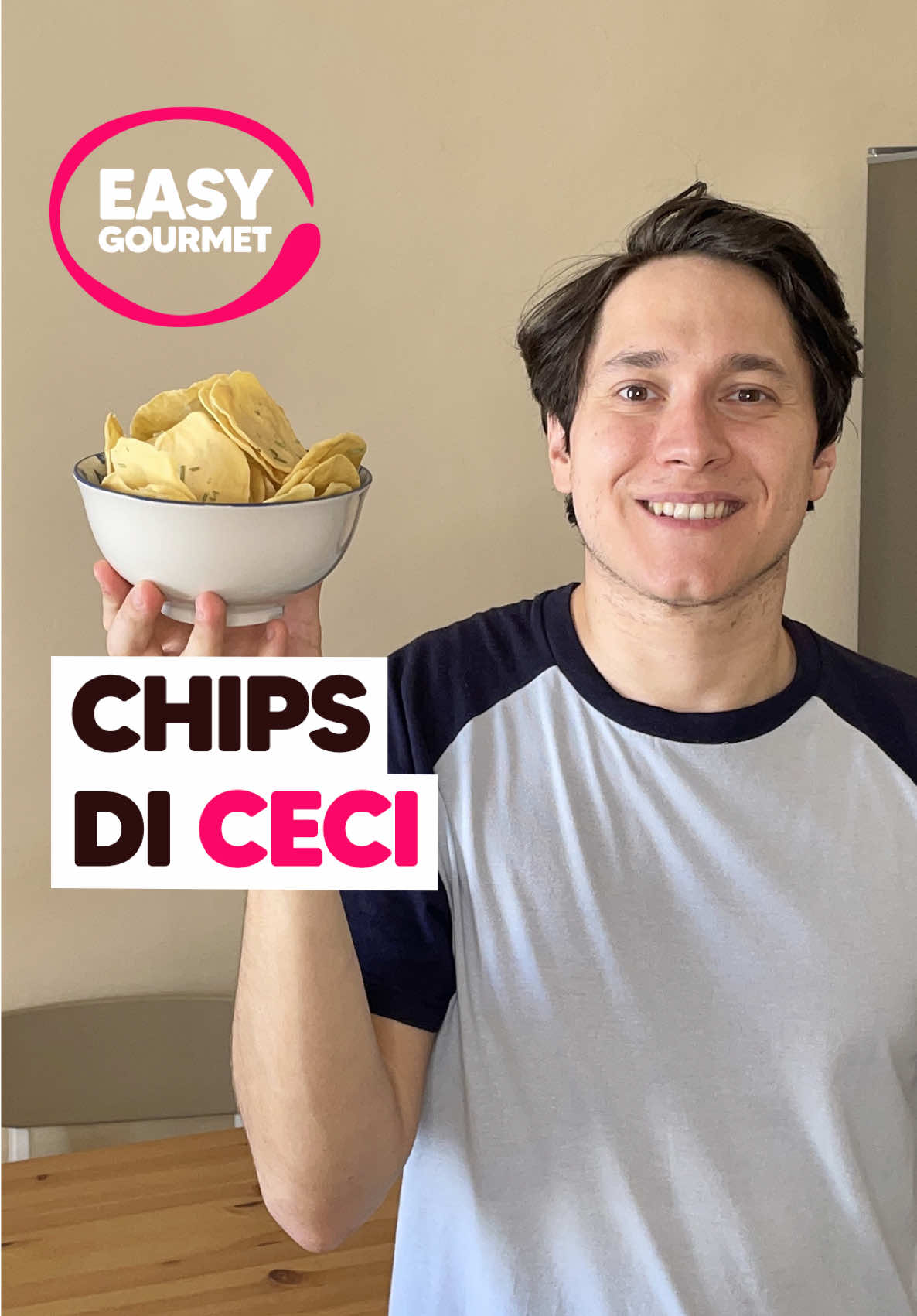 PATATINE SÌ, MA DI CECI 💛 Sarà lo snack più croccante e gustoso che tu abbia mai assaggiato 😍 👉INGREDIENTI Per circa 30 chips  150g farina di ceci 225ml di acqua  un pizzico di sale 15g di olio E.V.O.  rosmarino secco Q.B.    👉PREPARAZIONE 1. Mescola farina di ceci, acqua, olio E.V.O. ed un pizzico di sale. 2. Stendi il composto su una teglia ricoperta da carta forno. 3. Spolvera la superficie con del rosmarino ed inforna a 200 gradi per circa 10-15 minuti. 4. Lascia raffreddare e gustale!  Anche tu al supermercato hai l’imbarazzo della scelta per le patatine di legumi? 😋 Quali ti piacciono di più?  #cookist #ricetta #chips #legumi #croccante 