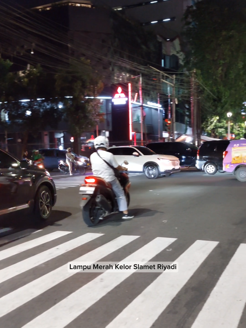 Suasana Simpang Lampu Merah Kelor Slamet Riyadi Matraman @Mitsubishi Matraman Jalam Matraman Raya No.140 Kel. Kebon Manggis Kec. Matraman Jakarta Timur #videofyp  #videoshort  #videotiktok  #videoviral  #lalulintas  #berkendaramotor  #jalanjalan  #suasanakota #suasanajalan #lalulintas  #jatinegara #jendralurip #matraman #haltebusway #lampumerah #trafficlight #simpang #mitsubishi