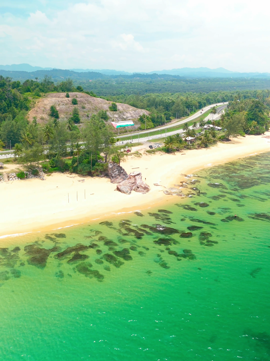 tenang bukan sebab sunyi, tapi damai dalam pandangan #pantai #ombak #terengganu #visitterengganu #tourismterengganu 