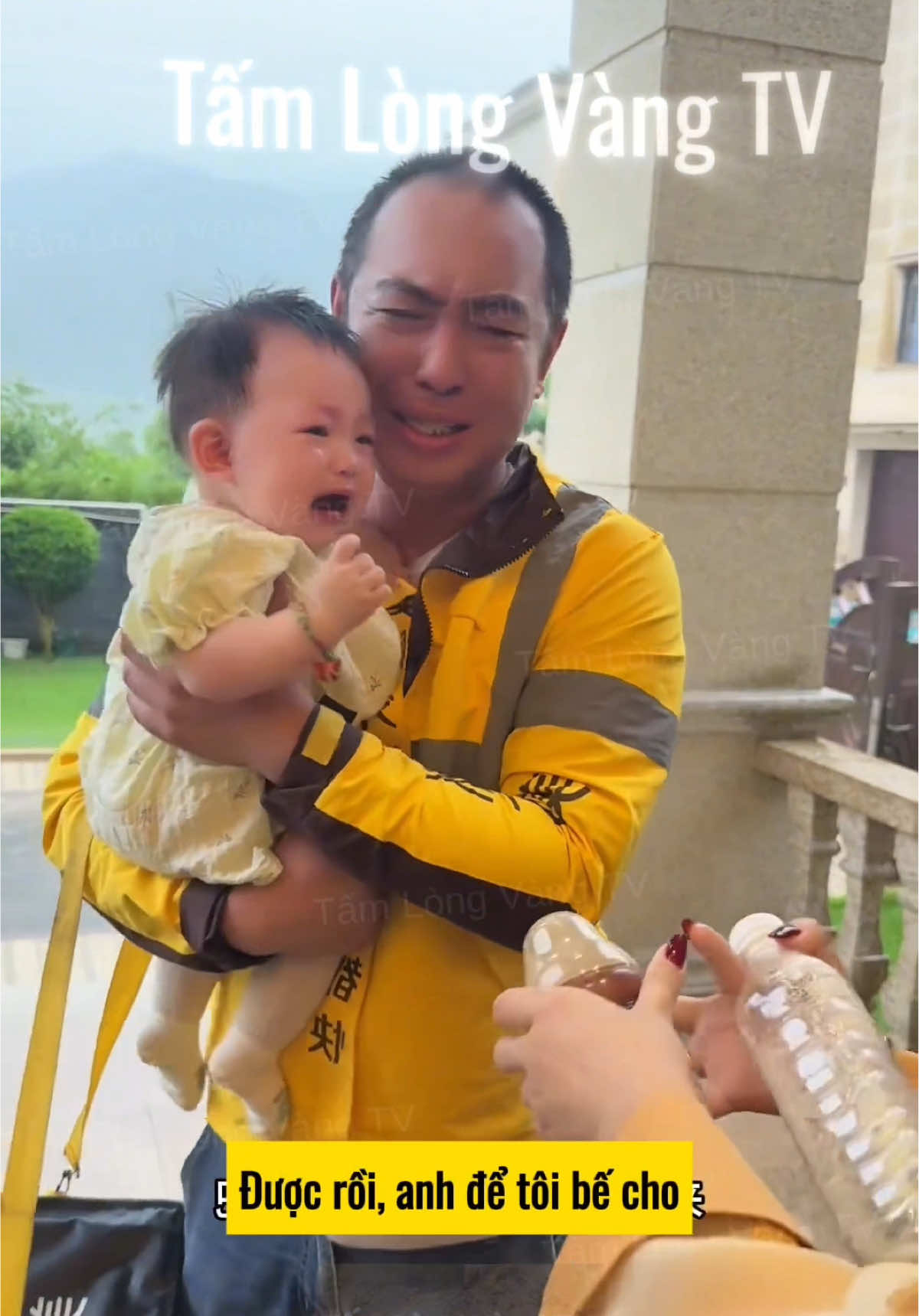 Nữ chủ tịch tốt bụng giúp đỡ hai bố con giao hàng tội nghiệp bị vợ bỏ mặc #phimtrungquoc #cuocsong #khampha #phimhay 