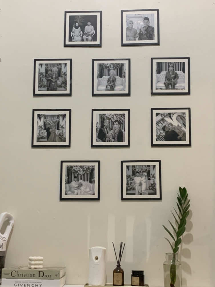 Pajang momen berharga, bonusnya rumah jadi terasa lebih hangat, dan view ala Pinterest nya juga dapat🖤🤍 #cetakfotomurah #pinterest 