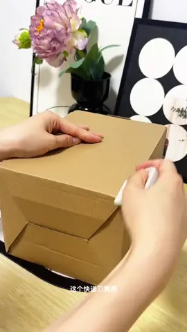 Take the courier knife for unpacking the courier