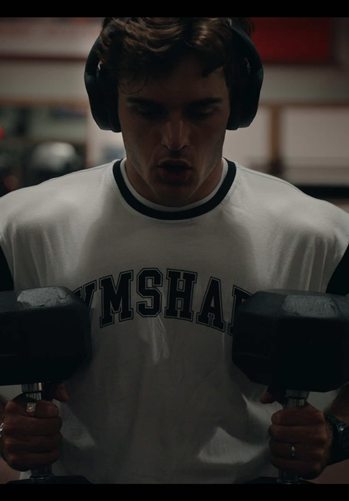 Beste tijd van ‘t jaar🫡  Routine. Veel motivatie. Time to grinddd. Mijn drie dagelijkse @Vitakruid supps zijn👇🏼 Creatine, 3 gram per dag om kracht en power te verbeteren. Whey, voor het dagelijkse eiwitdoelen. Visolie + vitamine D3, voor algehele gezondheid. ad