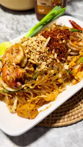 ผัดไทยวุ้นเส้นกุ้งสด byซอสผัดไทยอิ่มสุข อร่อยเข้มข้น ติดตู้เย็นไว้หิวเมื่อไหร่ผัดกินได้เลย #ห้องครัวtiktok #เข้าครัวtiktok #กดตะกร้าด่วนคร่าาา #ซอสผัดไทยอิ่มสุข 