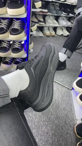 Rekomendasi sepatu cowok keren warna hitam dari brand Whoppy #whoppy #sneakers #sepatusneakers #sepatucowok #sneakerscowok 
