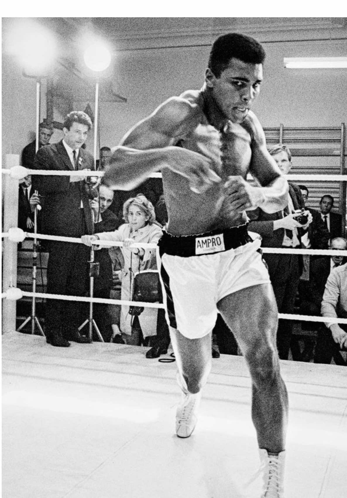 🥊 COMBO x Boxer Beginner Simply toe-to-heel into a split-cross. Keep smooth & simple.  Less but better…be the flow champ!  Rope & mat by @timelessjump (link in bio)  . #jumprope #skipping #jumpropeworkout  #boxing #boxer 