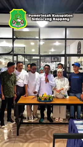 Rabu, 3 September 2025 Bupati Sidrap, Syaharuddin Alrif, mengajak pengusaha muda untuk berinovasi, konsisten, dan menciptakan lapangan kerja, serta memberikan dukungan penuh terhadap pengembangan usaha di Sidrap, dengan mengapresiasi konsep Justice Hair Studio and Coffee sebagai terobosan baru yang dapat meningkatkan kualitas layanan dan menjadi destinasi menarik di daerah tersebut. @syaharuddinalrif01  @NKNURKANAH  #pemkabsidrap #bupatisidrap #pengusahamuda #inovasi #lapangankerja 