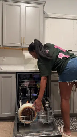 There is never a dull moment with 4 kiddos running around. Always something that needs to be done, but I’m thankful I get to do it ☺️ #eveningroutine #momcontentcreator #MomsofTikTok #twinmomma #toddlermoms   