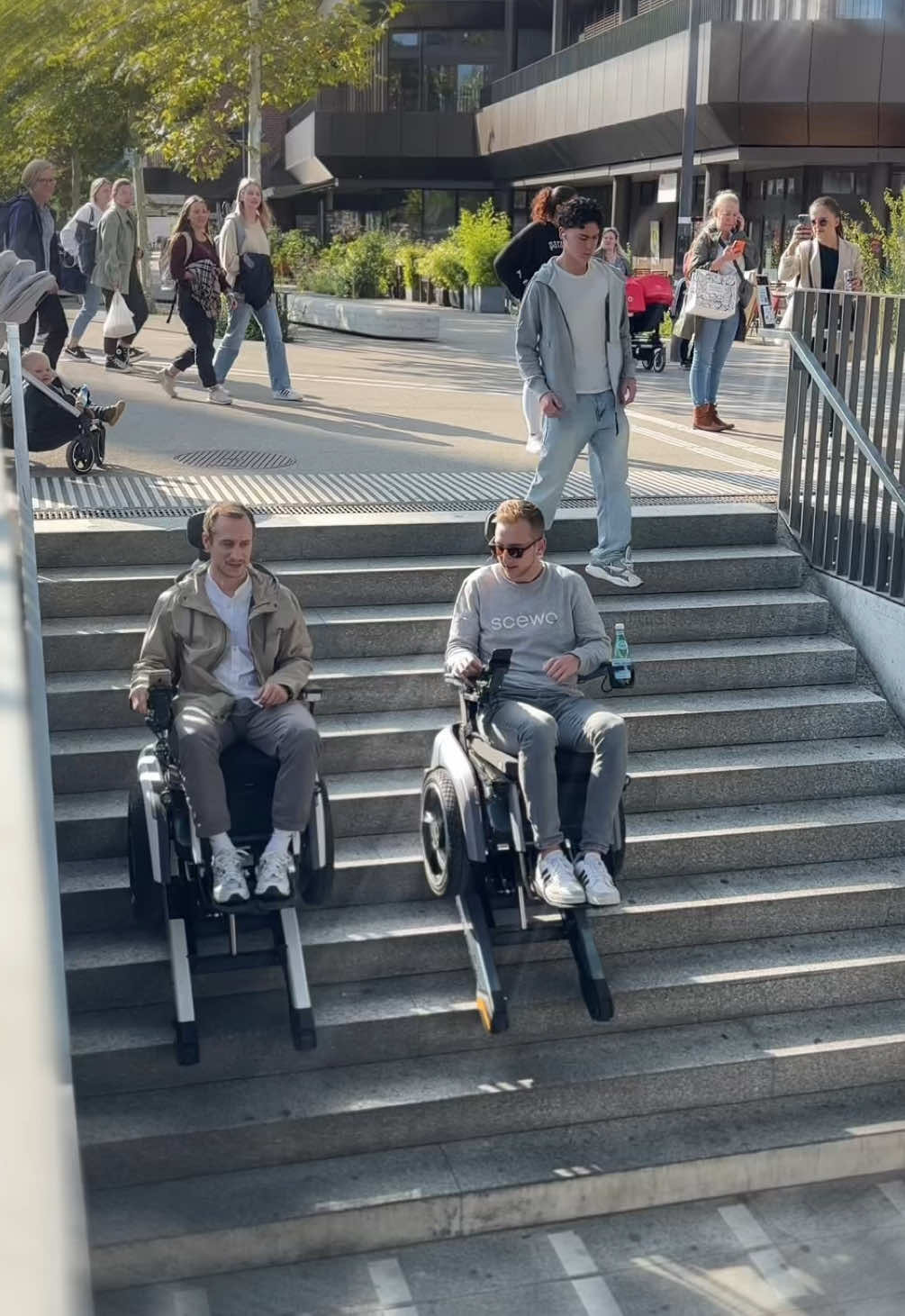 Nothing beats exploring the city and soaking up the sun with your Scewo BRO. ☀️🤩 #scewo #scewoBRO #stairclimbingwheelchair #wheelchairtravel #stairlift 