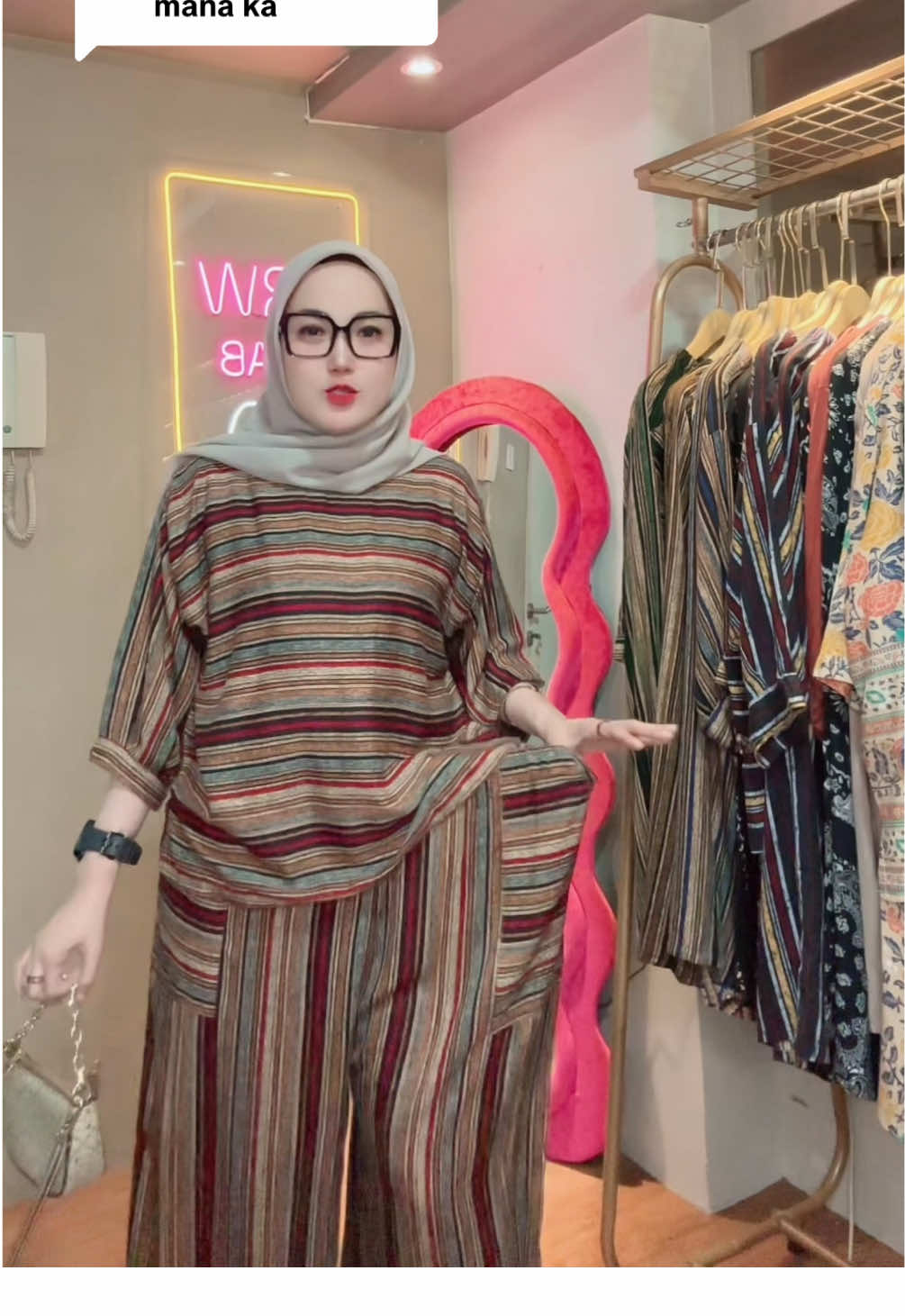 Membalas @Bundanya Affan  assalamualaikum bunda bunda kesayangan , Oneset jumbo yg aku pake bahan rayon super adem bisa dipake BB min 40 sampe 95Kg aman , silakan check out by keranjang kuning ya kak 😘🫶 #onesetjumbo #erwhijabootd #belilokal #gajiansale #fyp 