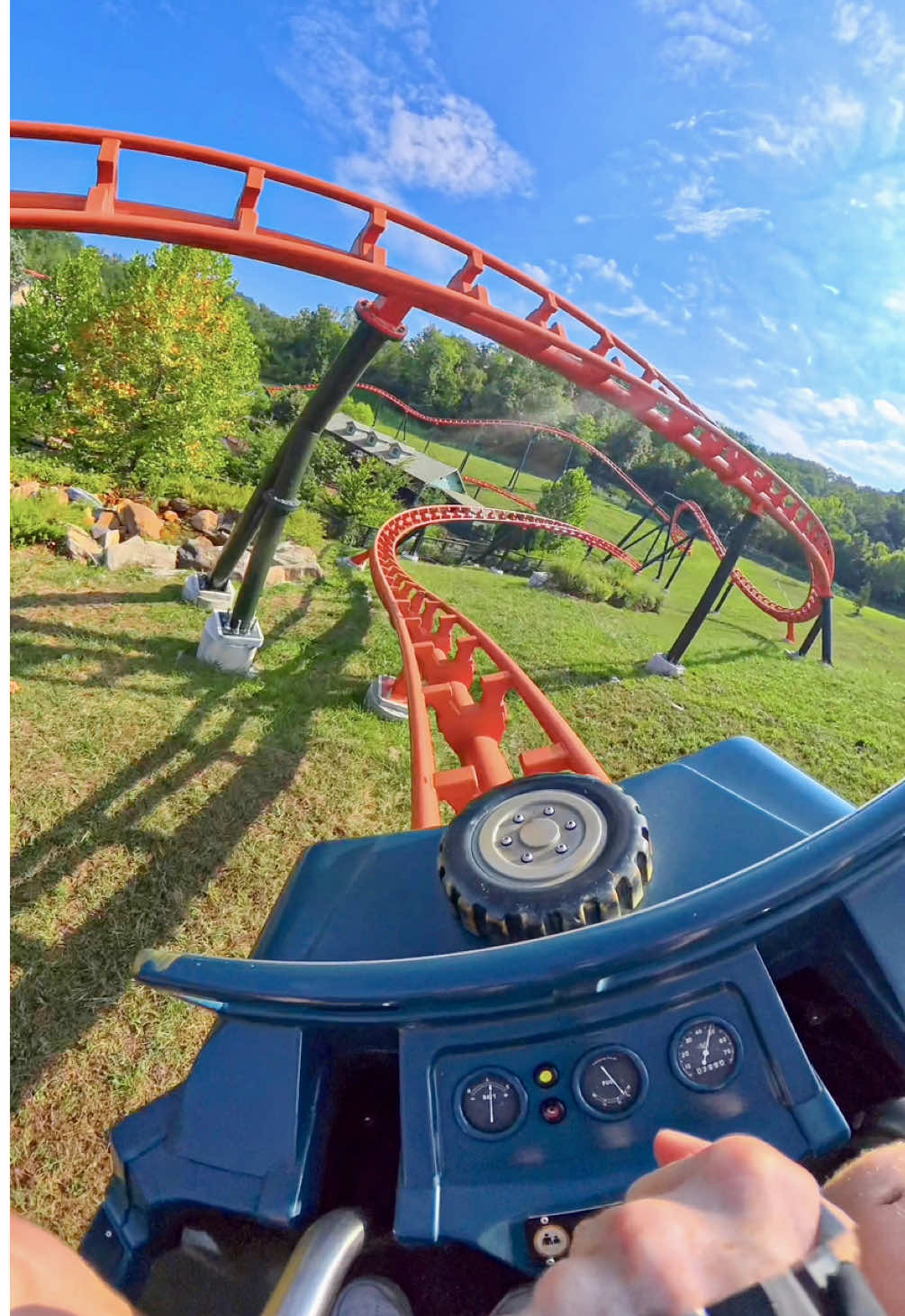 Ever ridden a coaster with 3 launches? 🤩🎢 Big Bear Mountain is the longest roller coaster at @Dollywood Parks & Resorts , taking guests of all ages on a family-friendly expedition in search of the Big Bear. Located in Pigeon Forge, Tennessee , USA. 🐻🇺🇸 #mypigeonforge #mypigeonforgepartner #dollywood #coaster #adrenaline  