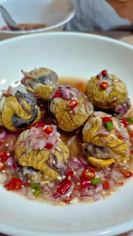 inilah Balut, makanan khas Filipina yang terbuat dari telur bebek yang dibuahi dan dierami selama 14–21 hari sebelum direbus. Uniknya, hampir semua bagian bisa dimakan, mulai dari putih telur, kuning telur, hingga embrionya! Rasanya disebut gurih banget dan dipercaya bisa bikin badan makin kuat. Ekstrem tapi katanya enak, berani coba? #faktamenarik  #faktaunik  #fyp  #balut  #4u 