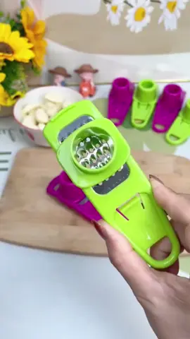 🛍️ Kit 2 Cortador Multifuncional Ralador De Alho Moedor Cozinha Utensílios de Cozinha 💕 Por R$22,00 😍 🔗 https://s.shopee.com.br/8pbwmSy8jQ