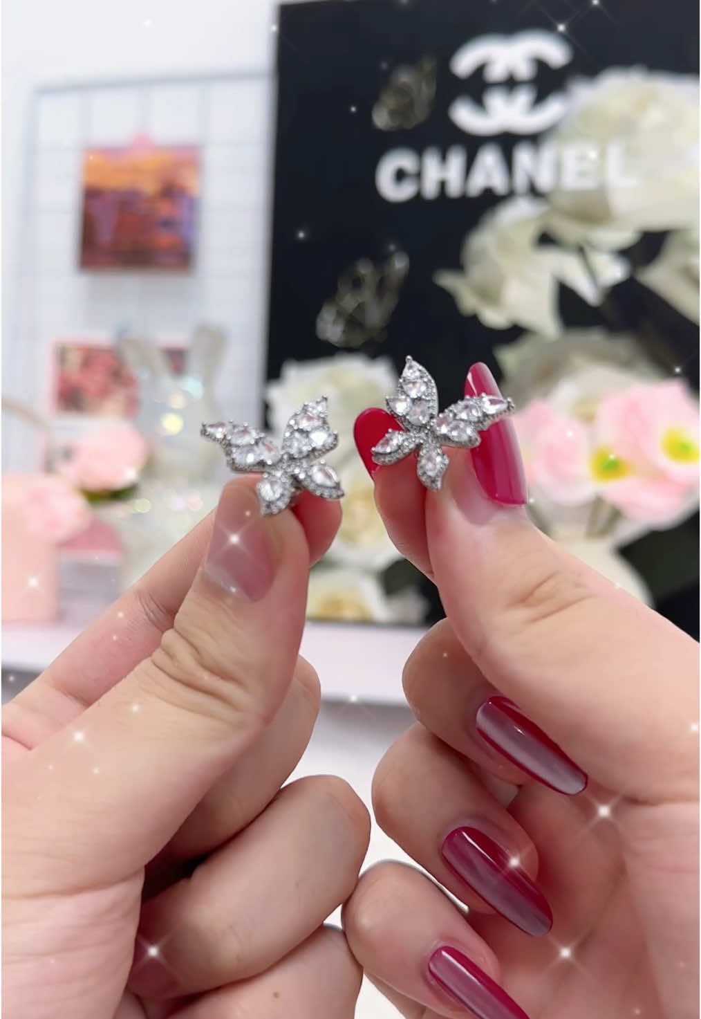 You need a cute headset.🤯💕💕 #tws #earbudswireless #earphonebluetooth #twsbluetooth #earphones #twsmurah lik® Chyzifa #lebaranekstrasale