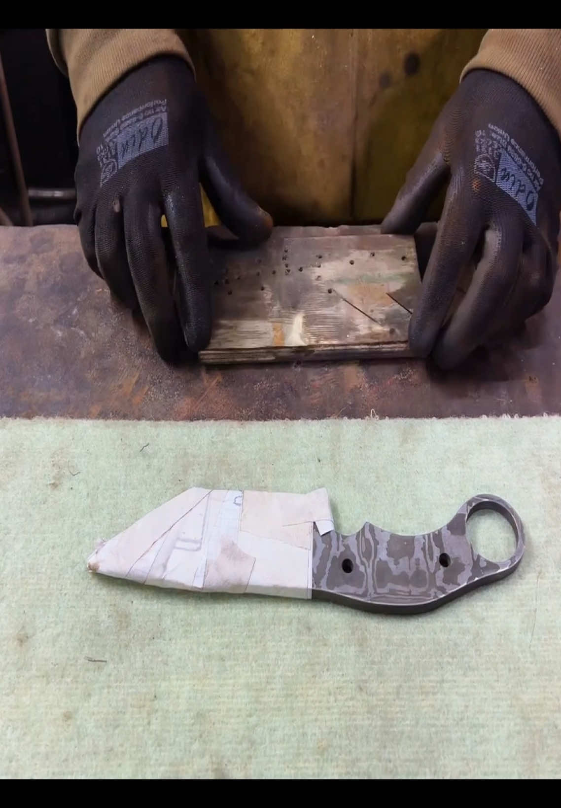 Part 2👍🏻 This Blacksmith Made A Damascus Knife Out Of A Fire Extinguisher! #fyp #smith #made #DIY #knife 
