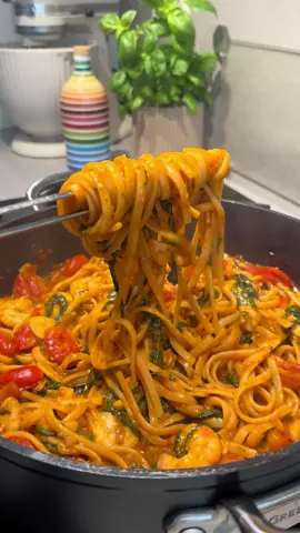 Linguini éénpanspasta met gamba’s (voor 4 personen) Hoe makkelijk en snel voor de doordeweekse werk/school dagen. Hier zijn ze er gek op. Ingrediënten 	•	400 gr linguini 	•	1 ui, fijngesneden 	•	2 teentjes knoflook, fijngesneden 	•	1 tlp  chili-olie 	•	2 etlp tomatenpuree 	•	1 tlp knoflookkruiden 	•	1 klein pakje tomato frito  	•	Handvol cherrytomaatjes, gehalveerd (zoveel als je wilt) 	•	1 tlp oregano 	•	1 tlp Italiaanse kruiden 	•	Snuf chilivlokken 	•	Zout, naar smaak 	•	Verse basilicumblaadjes 	•	1 zak verse spinazie  	•	500 ml heet water met 1 kippenbouillonblokje opgelost 	•	250 g gamba’s (optioneel, gebakken apart) 	•	Parmezaanse kaas, geraspt, naar smaak Bereiding 	Verhit wat olie in een ruime pan en fruit de ui en knoflook glazig. Voeg de chili-olie, tomatenpuree en knoflookkruiden toe.  Roer kort mee. Schenk de tomato frito erbij en voeg de cherrytomaatjes toe. Breng op smaak met oregano, Italiaanse kruiden, chilivlokken en zout. Laat even samen bakken. Voeg enkele blaadjes basilicum en de spinazie toe. Leg de linguini bovenop de saus en schenk het hete water met het bouillonblokje erbij. Doe het deksel op de pan en laat alles samen koken tot de pasta gaar is (af en toe roeren). Bak ondertussen de gamba’s apart in wat boter Roer de Parmezaanse kaas door de pasta en meng de gamba’s erdoor (of laat ze apart voor wie wil). Serveer de pasta met een frisse salade. Eet smakelijk! 🍝 #foodbylaa #pasta #pastatiktok #pastarecipe #asmr 