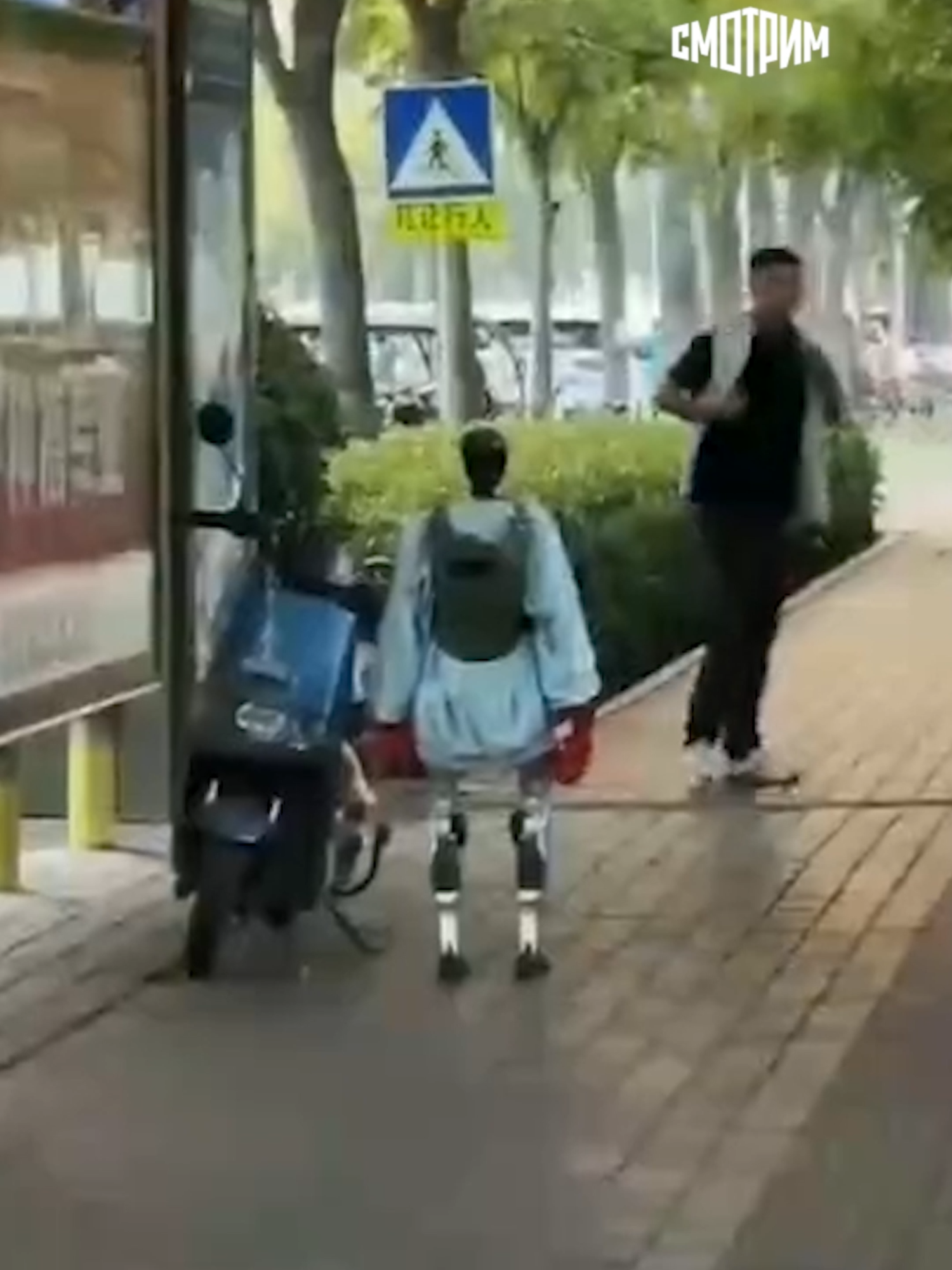 🤖 В Китае произошёл необычный инцидент: робот-боксер атаковал водителя мопеда Молодой человек, увидев агрессию машины, предпочёл не вступать в конфликт и спокойно отошёл в сторону. В итоге робот «переключил» свои силы на сам транспорт — мопед получил несколько ударов механическими кулаками. 😄 Кажется, роботу срочно нужен курс по эмоциональному самоконтролю… #Россия1 #Робот