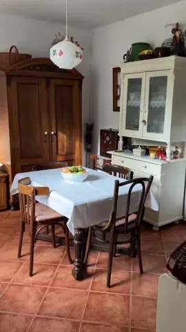 Obrus bol kedysi nesmierne dôležitou súčasťou stolovania. Určoval dôležitosť a význam podávaného jedla, slávnostnú atmosféru či úctu k hosťovi. Vo všedné dni obrus na stole často nebýval snáď len také už nie celkom pekné. No na výnimočné a slávnostné dni čakali jemné obrusy, často bohato vyšívané #stolovanie #jedlo #tradície #kedysi #obrus jedlo 