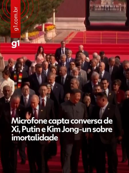 🎤Vazou - Trechos de uma conversa informal entre o presidente da China, Xi Jinping, o presidente da Rússia, Vladimir Putin, e o líder da Coreia do Norte, Kim Jong-un, foram captados durante a transmissão ao vivo do desfile militar em que todos estiveram juntos nesta quarta-feira (3), em Pequim. Segundo a agência de notícias Bloomberg, enquanto subiam o Portão da Paz Celestial para participar da cerimônia que marcaria o 80º aniversário da derrota do Japão na Segunda Guerra Mundial, os três começaram a conversar sobre longevidade e Xi comentou sobre a possibilidade de as pessoas viverem até 150 anos. 
