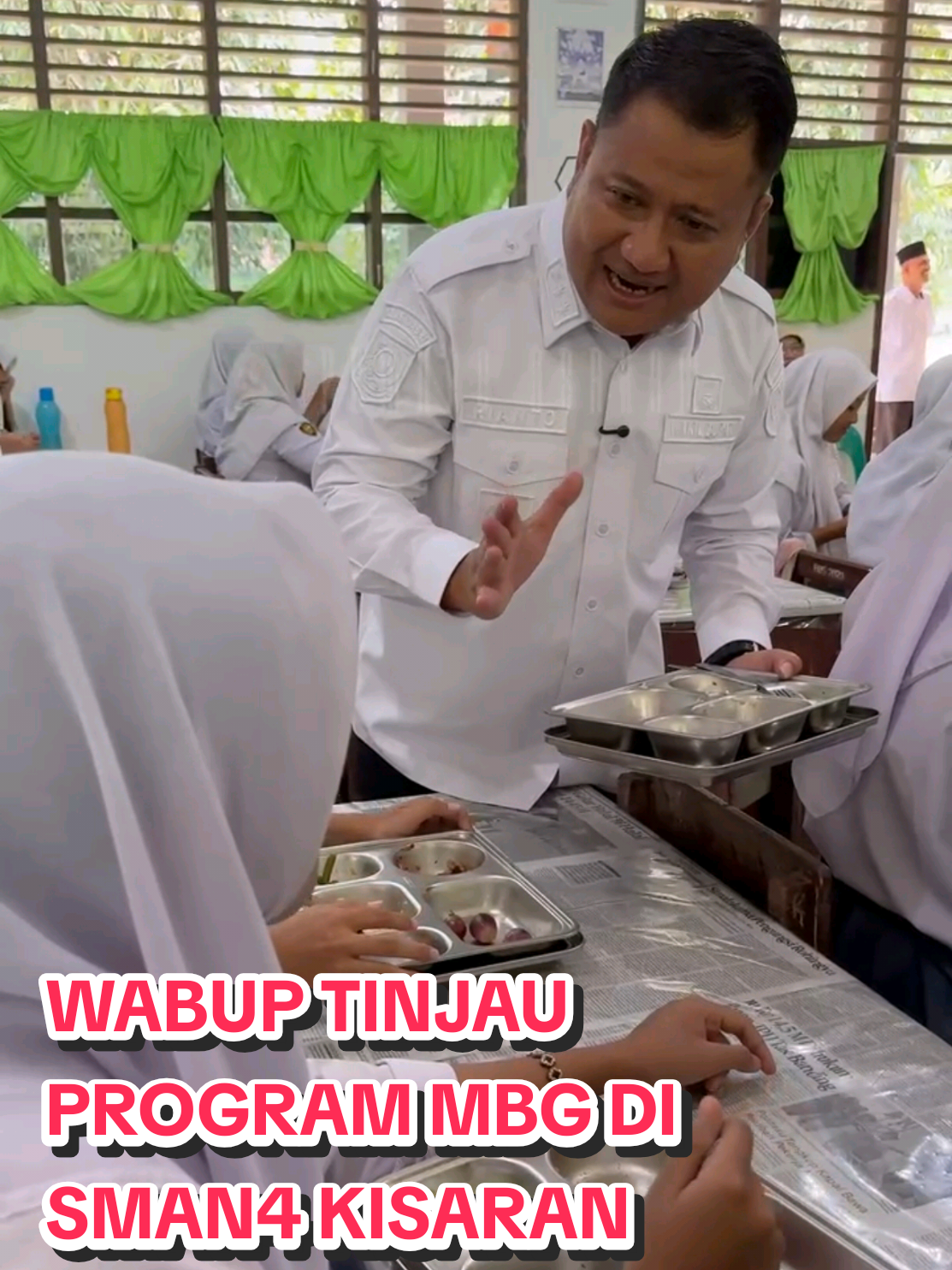 Pemerintah Kabupaten Asahan terus berkomitmen dalam memantau pelaksanaan program Makanan Bergizi Gratis bagi para pelajar. Wakil Bupati Asahan, Rianto, S.H., M.AP, meninjau langsung pelaksanaan program MBG di SMA Negeri 4 Kisaran. Kegiatan ini menjadi wujud perhatian pemerintah daerah terhadap kesehatan dan gizi generasi muda, agar siswa-siswi dapat belajar dengan lebih semangat dan berprestasi.