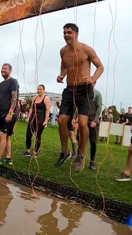 La terapia de electrochoque de Tough Mudder es un obstáculo de Mudder que consiste en correr a través de un campo de cables con corriente que cuelgan de un marco rectangular, aplicando una descarga eléctrica de 10 000 voltios a los participantes. ¿Sabías que...? 🎓