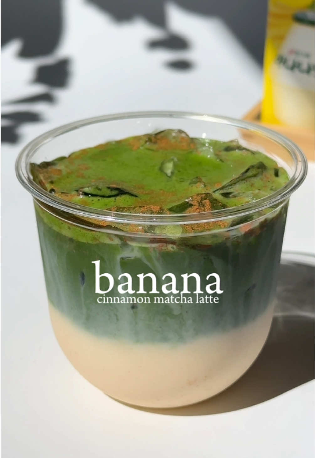 🍌🍵 banana cinnamon matcha latte — 2tsp matcha + 40ml (175F) water — banana milk ~150ml — cinnamon #homecafe #matcharecipes #matchalover #aestheticdrinks #matchalatte #matcha #bananamatcha 