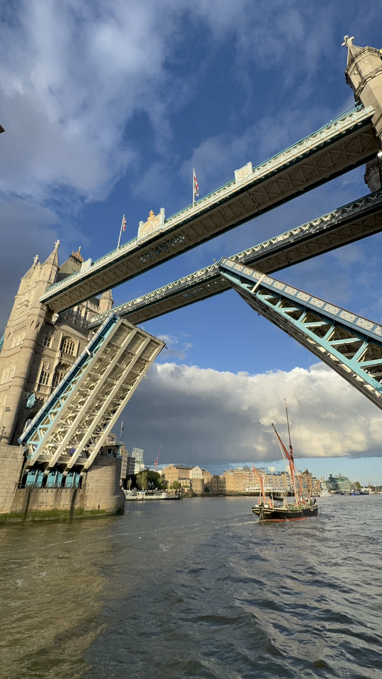 টাওয়ার ব্রিজ: একটা অভিজ্ঞতা অন্যরকম