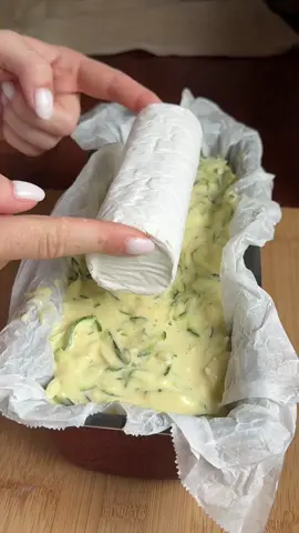 Cake courgette et chèvre 🙌🏻 Si tu manques d’idées repas équilibrés, j’ai créé une newsletter : chaque semaine tu reçois dans ta boîte mail ton menu 😊 Clique sur mon lien dans ma bio pour la découvrir ! Recette :  • 1 belle courgette • 4 œufs  • 1 yaourt nature  • 1 filet d’huile d’olive  • 220g farine  • sel, poivre  • 1 bûche de chèvre  1h à 180°C : le piquer avec un couteau pour vérifier la cuisson, ne pas hésiter à le laisser cuire jusqu’à 1h20 si besoin. Tu vas essayer ??  Enjoy ❤️